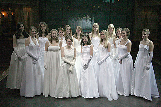 Die Debütantinnen des Chysanthemenball 2009 (Foto: Martin Schmitz)